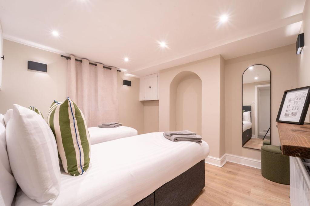 Elegant 3 Bedroom Home In The Centre Of Cheltenham Exterior photo