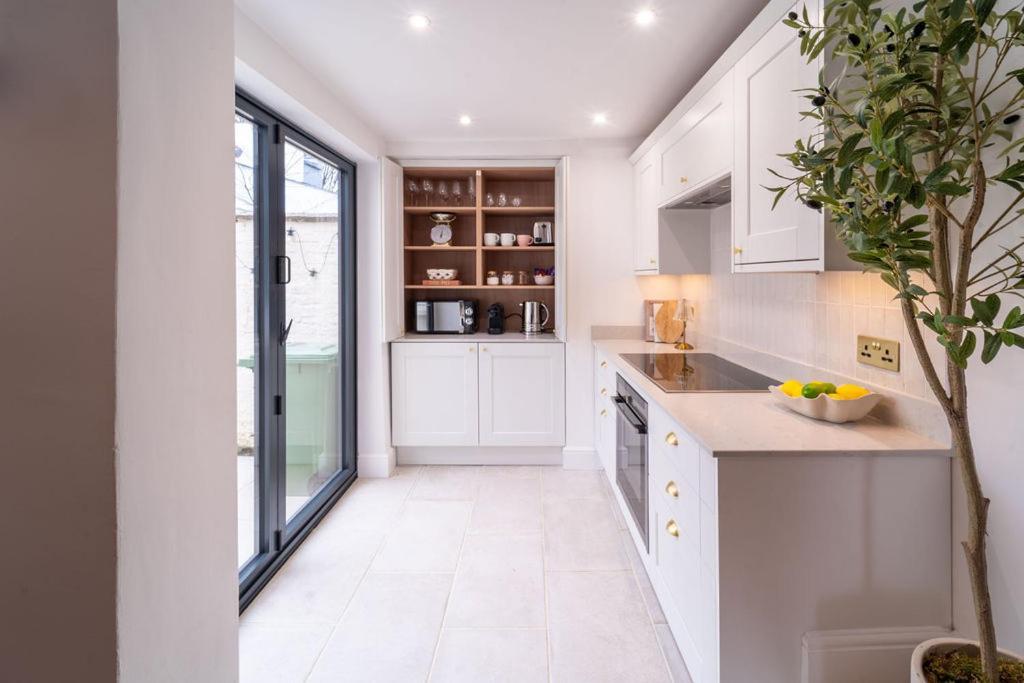 Elegant 3 Bedroom Home In The Centre Of Cheltenham Exterior photo