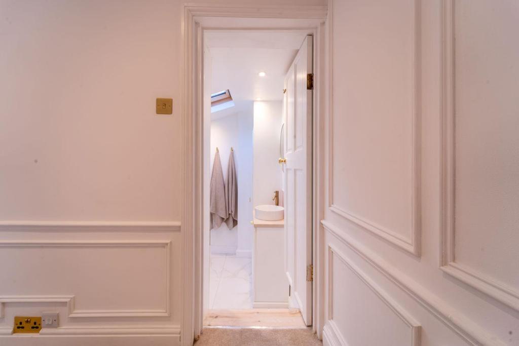 Elegant 3 Bedroom Home In The Centre Of Cheltenham Exterior photo