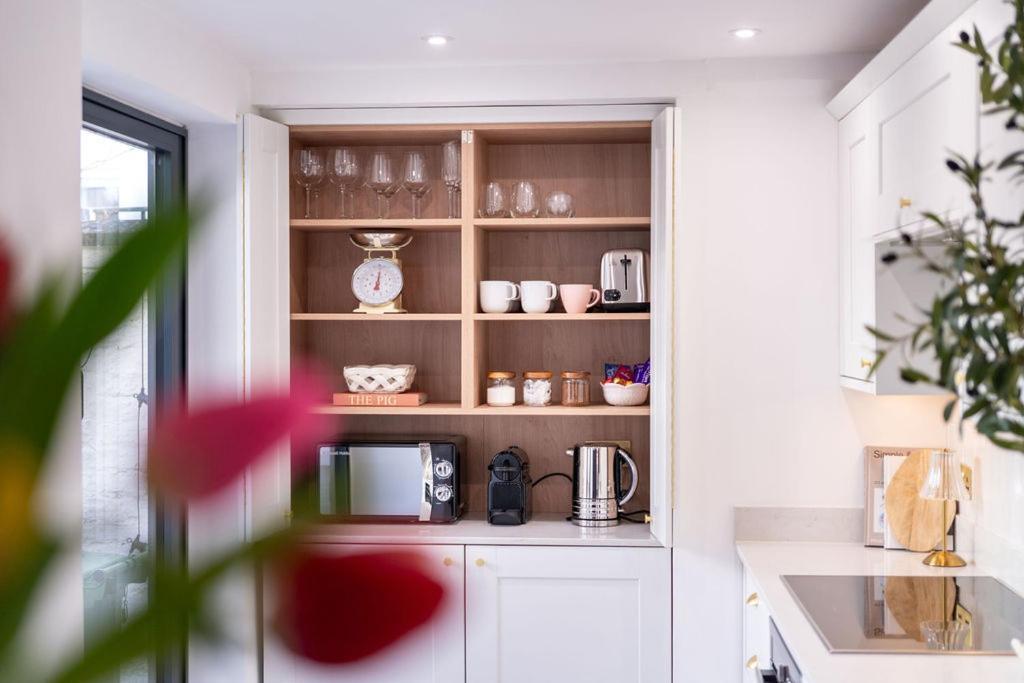 Elegant 3 Bedroom Home In The Centre Of Cheltenham Exterior photo