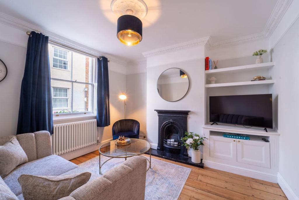 Elegant 3 Bedroom Home In The Centre Of Cheltenham Exterior photo
