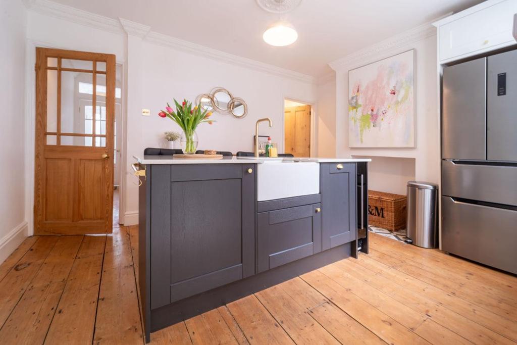 Elegant 3 Bedroom Home In The Centre Of Cheltenham Exterior photo