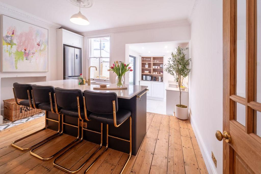 Elegant 3 Bedroom Home In The Centre Of Cheltenham Exterior photo